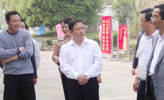 縣領(lǐng)導(dǎo)一行蒞臨公司指導(dǎo)工作